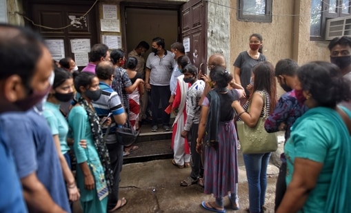 A rush of people looking to get vaccinated against Covid-19 at a vaccination centre in Patel Nagar, New Delhi. (Sanchit Khanna/ Hindustan Times)