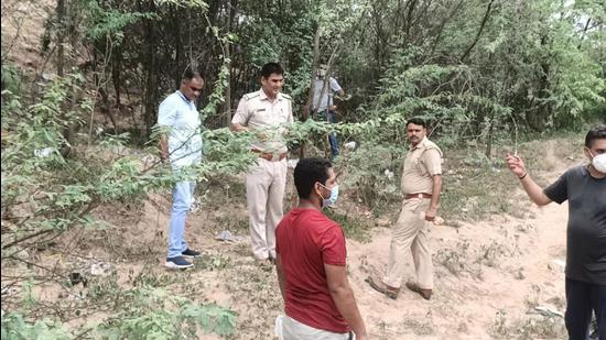 Police carrying out investigation at the forest in Bander Ghati where the child was found murdered in Panchkula on Sunday. (Sant Aora/HT)