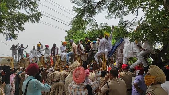 AAP workers protesting in Sangrur on Sunday. (HT Photo)
