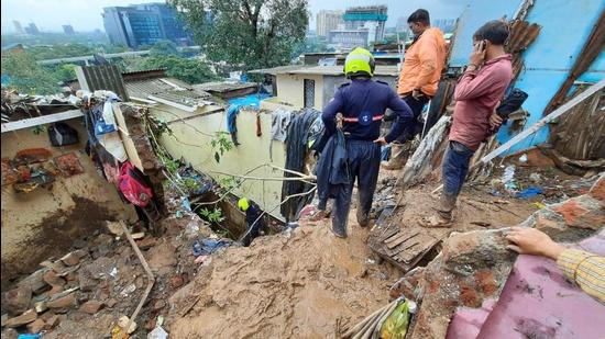 Five to six houses collapsed in Panchsheel Chawl in Surya Nagar area of Mumbai’s Vikhroli, killing three and injuring two. (HT Photo/praful gangurde)