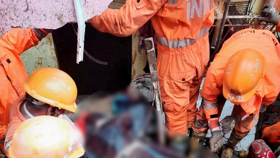 NDRF team recovers a dead body during a rescue operation at Vikhroli, Mumbai.(PTI)