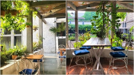 Triveni Terrace Cafe, Mandi House: Monsoons are incomplete without a plate of garma garam pakoda and a cup of chai. This quiet and secluded cafe in South Delhi serves delicious pakodas.(Instagram/@_datingplaces_/@tinastint)