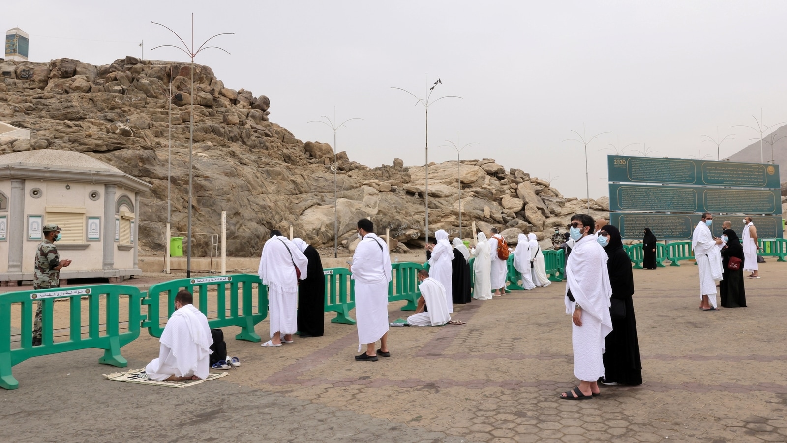 Pilgrims ascend Mount Arafat near Mecca in high point of pandemicera