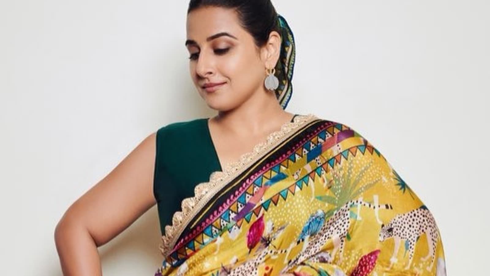 Vidya Balan feels 'knotty' in ₹13k Sherni-like saree, scarf ...