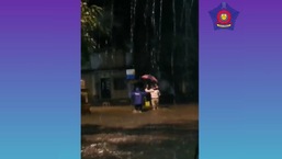 “Police Naik Rajendra Shegar, deployed at Kandivali Traffic Chowki, helping an injured dad and his daughter reach to safety,” Mumbai Police posted on Instagram. 