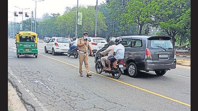 A traffic policeman guiding motorists to follow lane driving on Jan Marg in Chandigarh. (HT PHOTO) A traffic policeman guiding motorists to follow lane driving on Jan Marg in Chandigarh. (HT PHOTO)
