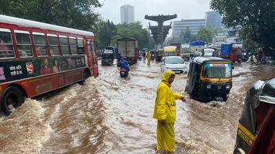Waterlogging due to heavy rain at Mulund in Mumbai. (Pratik Chorge/HT Photo)