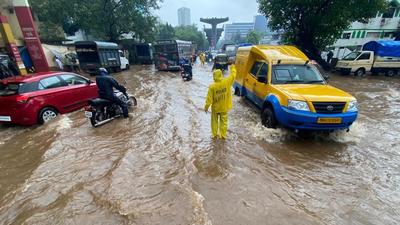 Waterlogging due to heavy rain at Mulund in Mumbai, caused inconvenience to commuters on Monday morning. (HT Photo/Pratik Chorge)