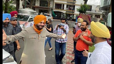 Punjab Pradesh Congress Committee (PPCC) working president Kuljit Singh Nagra welcomes newly appointed state unit chief Navjot Singh Sidhu at his residence in Mohali on Monday. (ANI)
