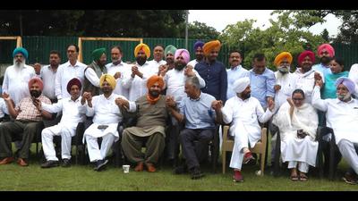 A day after being appointed as the Punjab Congress president, Navjot Singh Sidhu meeting with party leaders at the official residence of cabinet minister Tript Rajinder Singh Bajwa in Chandigarh on Monday. (HT Photo)