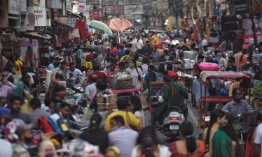 Large crowd of shoppers at Kamla Nagar Market in New Delhi (Sanchit Khanna/ Hindustan Times) Large crowd of shoppers at Kamla Nagar Market in New Delhi (Sanchit Khanna/ Hindustan Times)