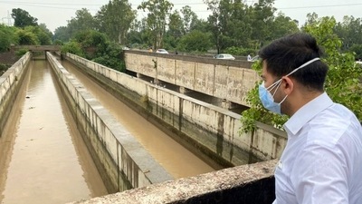 Delhi Jal Board (DJB) Vice-Chairman Raghav Chadha inspected preparations for increasing output at Haiderpur Water Treatment Plant in Delhi. (HT PHOTO) Delhi Jal Board (DJB) Vice-Chairman Raghav Chadha inspected preparations for increasing output at Haiderpur Water Treatment Plant in Delhi. (HT PHOTO)