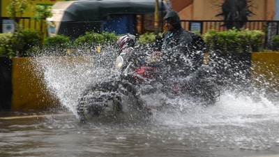 Vehicles wade through the waterlogged road at Mafco, as incessant rains inundate the city, in Turbhe, Navi Mumbai on July 19, 2021 (Bachchan Kumar/ HT Photo)
