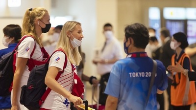 Russian athletes arrive at Haneda international airport in Tokyo on July 18. Six British track and field athletes along with two staff members were forced to isolate after someone on their flight to Japan tested positive for Covid-19 on July 18, Reuters reported. (Hiro Komae / AP) Russian athletes arrive at Haneda international airport in Tokyo on July 18. Six British track and field athletes along with two staff members were forced to isolate after someone on their flight to Japan tested positive for Covid-19 on July 18, Reuters reported. (Hiro Komae / AP)