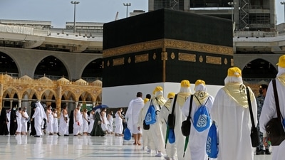 TOPSHOT - Pilgrims arrive at the Kaaba, Islam's holiest shrine, at the Grand mosque in the holy city of Meccca, at the start of the Hajj season, on July 17, 2021. - Saudi Arabia hosts another downsized hajj from July 17, with only residents fully vaccinated against the coronavirus permitted and overseas Muslim pilgrims barred for a second year. The annual ritual is a central pillar of Islam and a must for able-bodied Muslims at least once in their lifetime. (AFP) TOPSHOT - Pilgrims arrive at the Kaaba, Islam's holiest shrine, at the Grand mosque in the holy city of Meccca, at the start of the Hajj season, on July 17, 2021. - Saudi Arabia hosts another downsized hajj from July 17, with only residents fully vaccinated against the coronavirus permitted and overseas Muslim pilgrims barred for a second year. The annual ritual is a central pillar of Islam and a must for able-bodied Muslims at least once in their lifetime. (AFP)