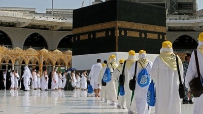 Additionally, the country has only allowed pilgrims aged 18 to 65 who have been fully vaccinated or immunised against the virus and do not suffer from chronic diseases. Robots are being used to disinfect surfaces in the Grand Mosque in Mecca and its courtyard. (Reuters) Additionally, the country has only allowed pilgrims aged 18 to 65 who have been fully vaccinated or immunised against the virus and do not suffer from chronic diseases. Robots are being used to disinfect surfaces in the Grand Mosque in Mecca and its courtyard. (Reuters)
