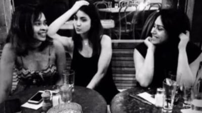 Anushka Sharma poses with her friends. Anushka Sharma poses with her friends.