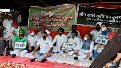 MPs Preneet Kaur; Manish Tewari; Ravneet Singh Bittu; Jasbir Singh Gill; Gurjit Singh Aujla; Chaudhary Santokh Singh; Amar Singh and Mohammad Sadiq were part of the protest. (HT Photo) MPs Preneet Kaur; Manish Tewari; Ravneet Singh Bittu; Jasbir Singh Gill; Gurjit Singh Aujla; Chaudhary Santokh Singh; Amar Singh and Mohammad Sadiq were part of the protest. (HT Photo)