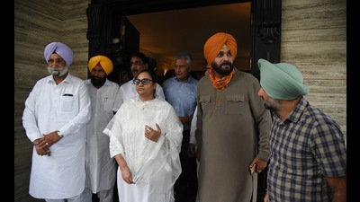 Newly appointed Punjab Congress president Navjot Singh Sidhu at the residence of cabinet minister Razia Sultana in Panchkula. Newly appointed Punjab Congress president Navjot Singh Sidhu at the residence of cabinet minister Razia Sultana in Panchkula.