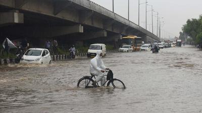 Severe waterlogging at Hero Honda Chowk. (Vipin Kumar/HT PHOTO) Severe waterlogging at Hero Honda Chowk. (Vipin Kumar/HT PHOTO)