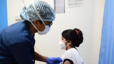 A health worker vaccinates a beneficiarie at Hadapsar in Pune. (Shankar Narayan/HT PHOTO) A health worker vaccinates a beneficiarie at Hadapsar in Pune. (Shankar Narayan/HT PHOTO)