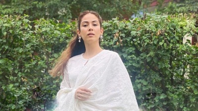 Mira Rajput has shared glowing new photos on Instagram.