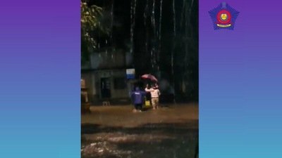 “Police Naik Rajendra Shegar, deployed at Kandivali Traffic Chowki, helping an injured dad and his daughter reach to safety,” Mumbai Police posted on Instagram. “Police Naik Rajendra Shegar, deployed at Kandivali Traffic Chowki, helping an injured dad and his daughter reach to safety,” Mumbai Police posted on Instagram.