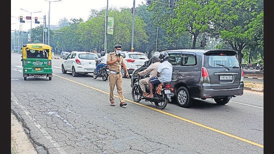 A traffic policeman guiding motorists to follow lane driving on Jan Marg in Chandigarh. (HT PHOTO) A traffic policeman guiding motorists to follow lane driving on Jan Marg in Chandigarh. (HT PHOTO)