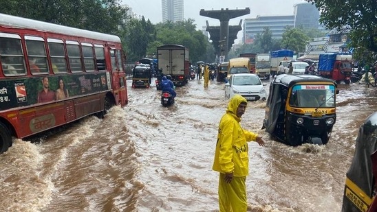 Water logging due to heavy rain at Mulund in Mumbai. (Pratik Chorge/HT Photo)