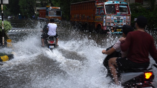 Water logging at CBD due to heavy rainfall in Navi Mumbai (Photo by Bachchan Kumar/ HT PHOTO)(HT PHOTO)