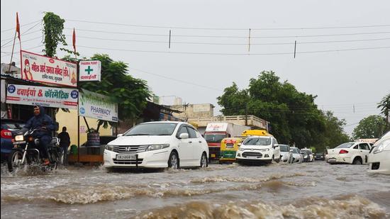 Gurugram traffic police issued regular updates over social media regarding areas that are severely waterlogged. (Vipin Kumar/HT PHOTO)