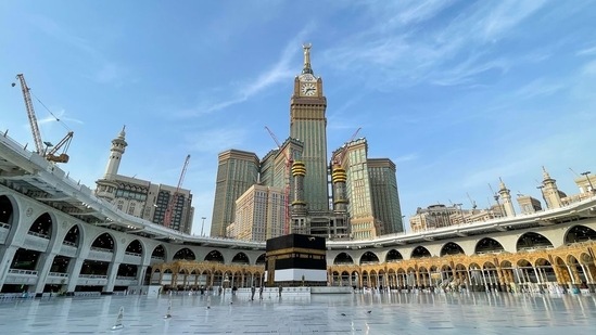 Arabia Saudita, que permitió a unos pocos miles de personas realizar el Hajj el año pasado, tiene lugares sagrados en el Islam en La Meca y Medina.  Este año, cerca de 500 voluntarios de la salud están listos para brindar asistencia médica y se han instalado 62 pantallas para transmitir mensajes de concienciación en varios idiomas.  (Reuters)