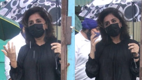 Neetu Kapoor complimented a photographer. (Varinder Chawla) Neetu Kapoor complimented a photographer. (Varinder Chawla)