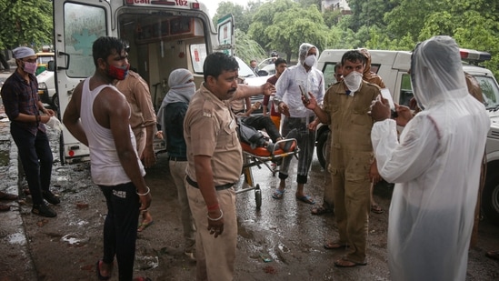 Delhi police personnel investigate the spot where a 27-year-old drowned after waterlogging at Pul Prahladpur in New Delhi.( Sanchit Khanna/ Hindustan Times)