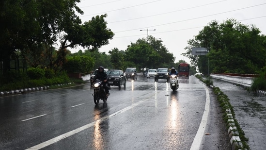 People head to work in Delhi near ITO as it rains on Monday morning. Monsoon in Delhi has been delayed by over two weeks.(HT Photo/ Ajay Aggarwal) People head to work in Delhi near ITO as it rains on Monday morning. Monsoon in Delhi has been delayed by over two weeks.(HT Photo/ Ajay Aggarwal)