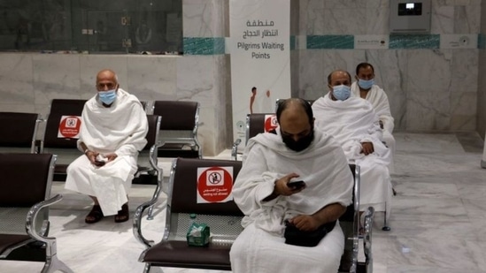 Los devotos han comenzado a llegar a La Meca para participar en el Hajj que se realiza todos los años.  Vestidos de blanco y con paraguas para protegerse del sol abrasador del verano, los ciudadanos y residentes sauditas lo convirtieron en un deber único en la vida para todos los musulmanes.  Se insta a los devotos a seguir las reglas de la distancia social este año y usar máscaras.  (Reuters)