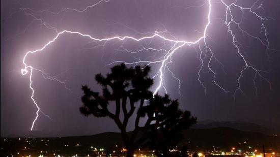 FILE PHOTO: Lightning strikes across the skies of Twentynine Palms in California during a monsoon August 8, 2005. REUTERS/Gene Blevins/File Photo (Reuters) FILE PHOTO: Lightning strikes across the skies of Twentynine Palms in California during a monsoon August 8, 2005. REUTERS/Gene Blevins/File Photo (Reuters)