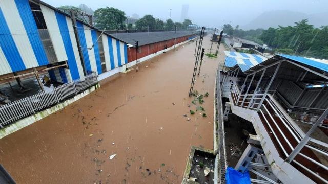 Waterlogging on railway tracks at Kalwa station. (Praful Gangurde/HT Photo) Waterlogging on railway tracks at Kalwa station. (Praful Gangurde/HT Photo)
