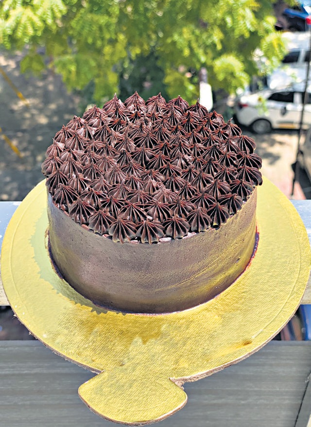 This chocolate cake has used hot fresh cream on melted chocolate. (Photo: bakewhiplove/Instagram) This chocolate cake has used hot fresh cream on melted chocolate. (Photo: bakewhiplove/Instagram)