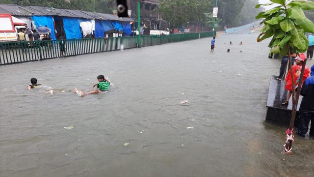 Waterlogging near Masunda lake in Thane. (Praful Gangurde/HT Photo) Waterlogging near Masunda lake in Thane. (Praful Gangurde/HT Photo)