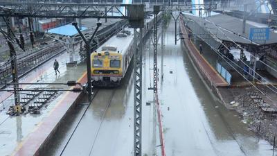 Thane railway station completed inundated due to incessant rain. (HT PHOTO)