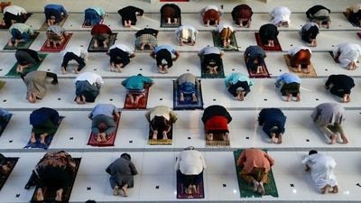 Indonesian Muslims offer Eid al-Adha prayers at the mosque amid a surge of coronavirus disease (COVID-19) cases in Bogor, on the outskirts of Jakarta, Indonesia, July 20, 2021. (REUTERS)