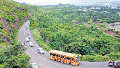 The Sant Dnyaneshwar palkhi travelling in the MSRTC’s Shivshahi bus crosses Dive ghat near Saswad on its way to Pandharpur on Monday for Ashashi Ekadashi. (HT)
