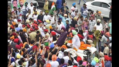 Navjot Singh Sidhu getting a rousing reception on his arrival in Amritsar on Tuesday afternoon after his appointment as Punjab Congress president. (Sameer Sehgal/HT) Navjot Singh Sidhu getting a rousing reception on his arrival in Amritsar on Tuesday afternoon after his appointment as Punjab Congress president. (Sameer Sehgal/HT)