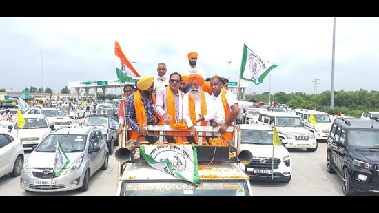 Gurnam Singh Charuni, who led a convoy of thousands of farmers from Yamunanagar to Singhu border, was given a rousing welcome by farmers at Karnal and Panipat. (HT Photo)