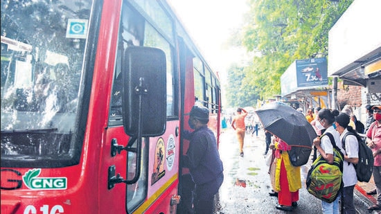Commuters board the newly launched Punyadarsham bus on Monday. This bus operated in the Swargate to Pune railway station route. (SHANKAR NARAYAN/HT) Commuters board the newly launched Punyadarsham bus on Monday. This bus operated in the Swargate to Pune railway station route. (SHANKAR NARAYAN/HT)