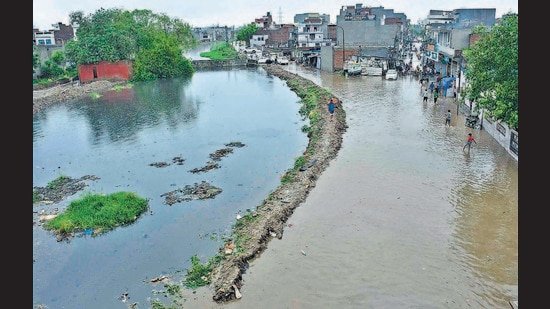 Buddha Nullah overflowing after heavy rainfall near New Kundan Puri area in Ludhiana on Tuesday. (Gurpreet Singh/HT) Buddha Nullah overflowing after heavy rainfall near New Kundan Puri area in Ludhiana on Tuesday. (Gurpreet Singh/HT)