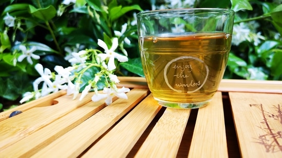 Green tea: Green tea has antioxidant and anti-inflammatory properties that may help reduce inflammation in the lungs. It may also protect lung tissues from the harmful effects of smoke inhalation.(Unsplash)