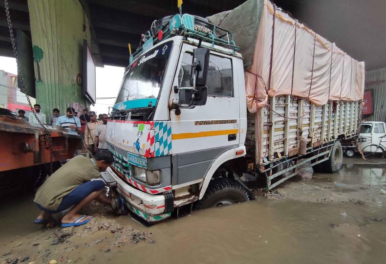 A truck stuck in a pit at Chaura Bazaar. (Harsimar Pal Singh/Hindustan Times) A truck stuck in a pit at Chaura Bazaar. (Harsimar Pal Singh/Hindustan Times)