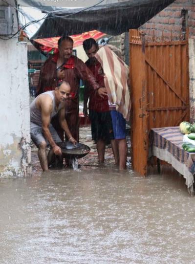 Residents trying to drain out water from their house in Chander Nagar, which is located alongside Buddha Nullah. (HT Photo) Residents trying to drain out water from their house in Chander Nagar, which is located alongside Buddha Nullah. (HT Photo)